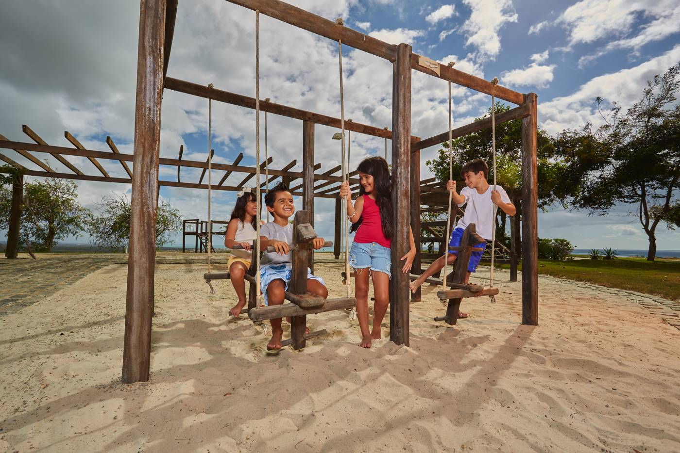Crianças brincando no parque do loteamento fechado AltaVistta, na Barra de São Miguel - Alagoas