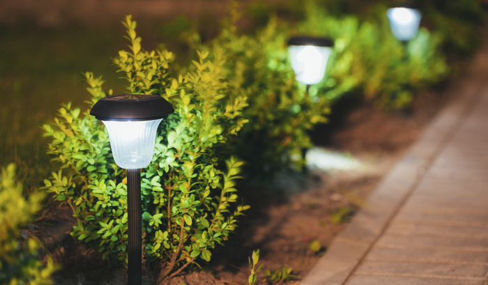 Segurança em casa - iluminação externa em jardim