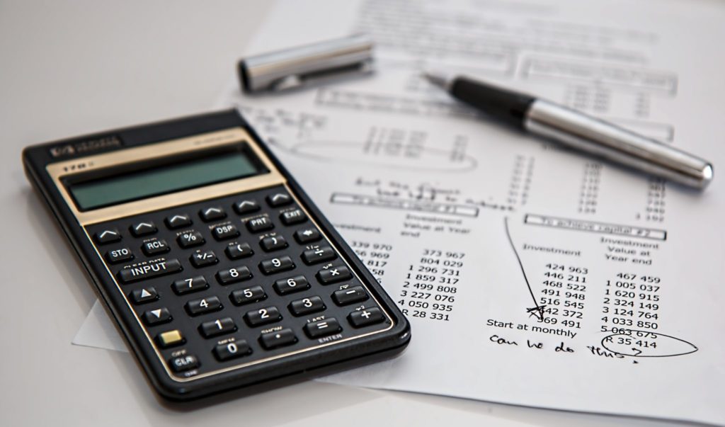 Calculadora de financiamento - Calculadora e caneta com contrato