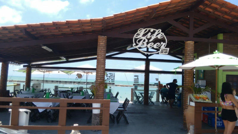 Bares de praia na Barra de São Miguel - Life Beer Bar