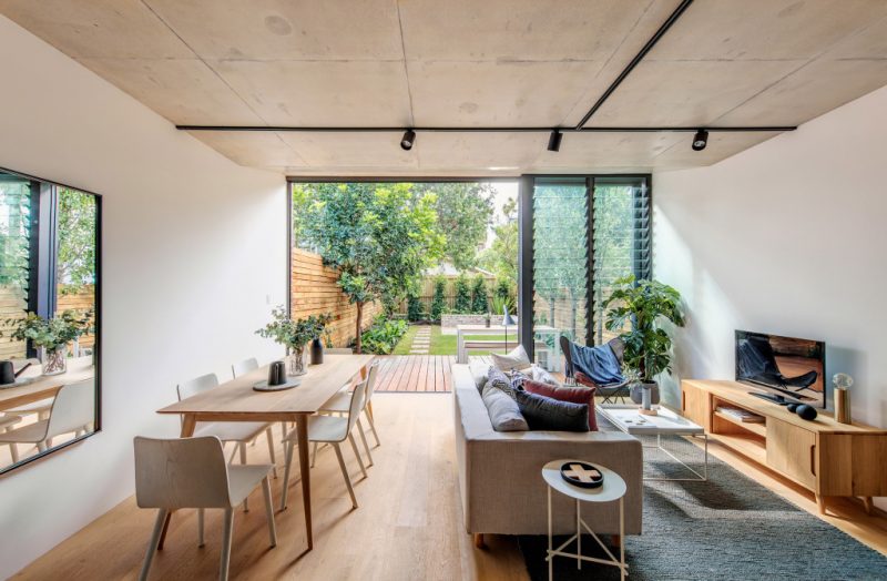 Exemplo de iluminação natural em casa de loteamento - porta de vidro com persiana Exemplo de iluminação natural em casa de loteamento - porta de vidro com persiana