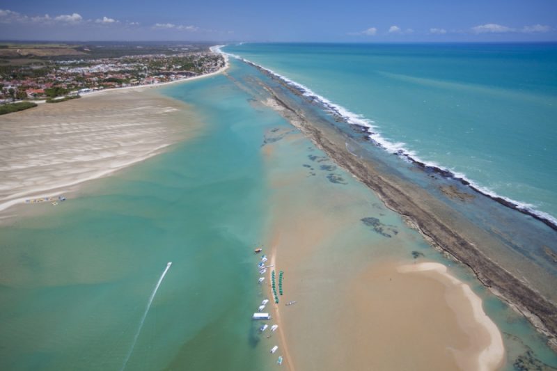Morar no AltaVistta - vista aérea da Barra de São Miguel, Alagoas
