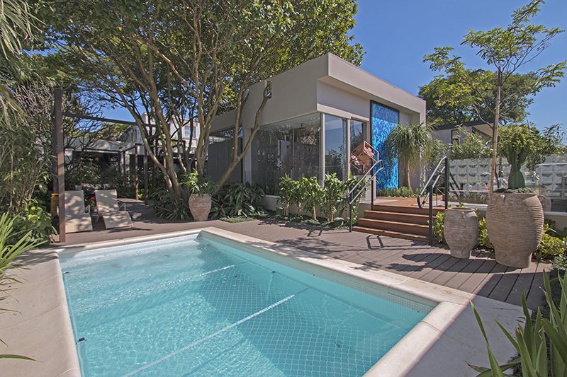 Casa com piscina e jardim na área externa