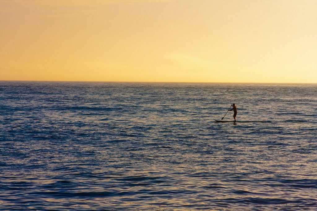 Esportes de praia - stand-up paddle
