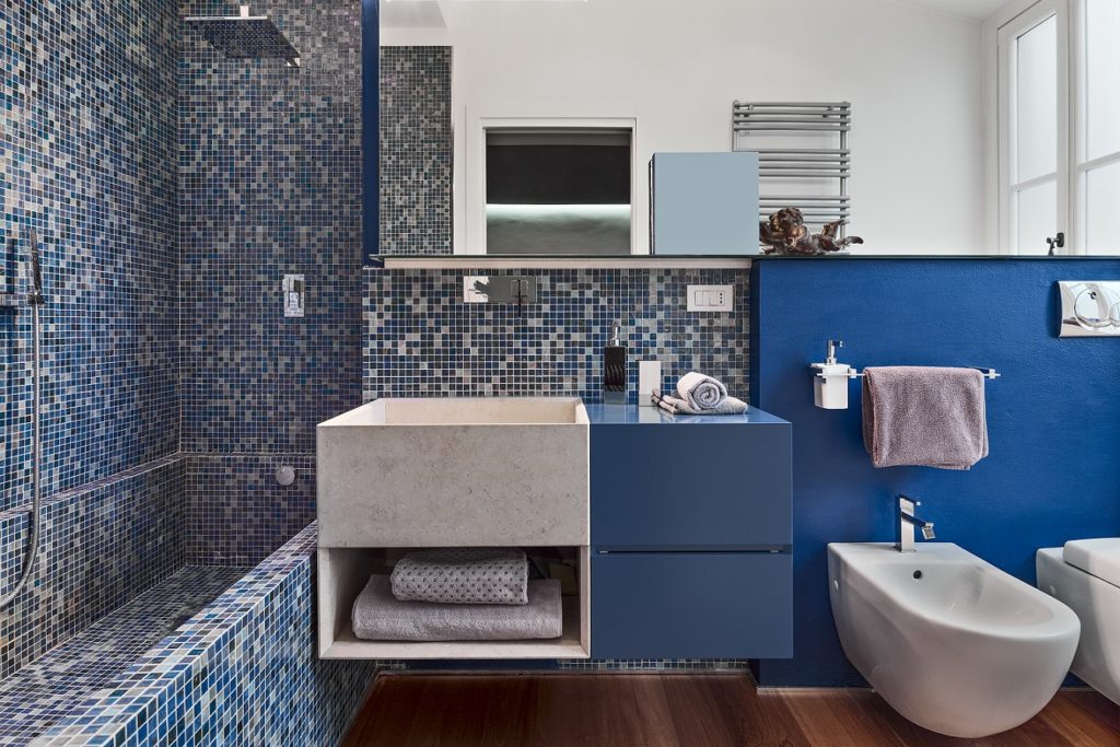 Pastilhas na decoração - banheiro azul